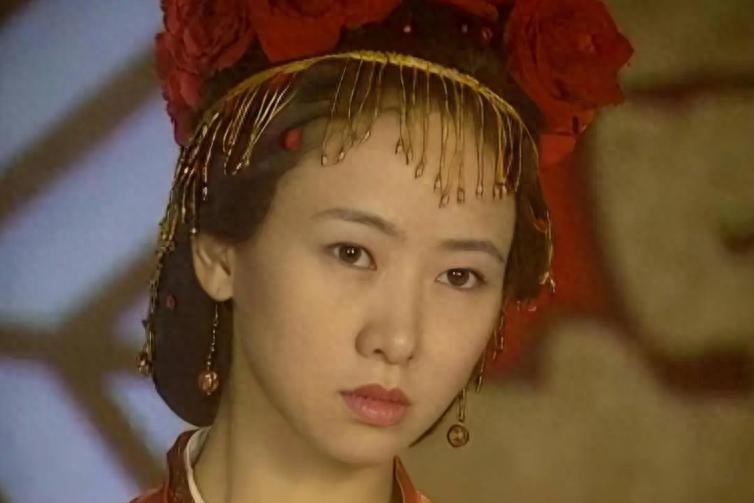 她父母是清华教授，她本人因拍三级片被前夫家暴，从风光女神到温柔慈母的重生之旅 第1张